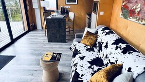 Un intérieur moderne avec un canapé, une table basse et un coin repas.