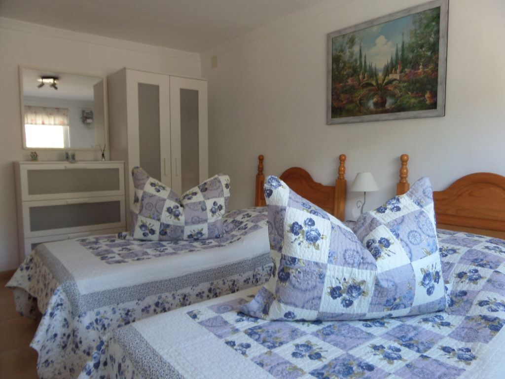 3 chambres, bureau, fer et planche à repasser, lit parapluie