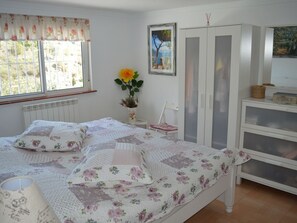 3 bedrooms, desk, iron/ironing board, travel crib