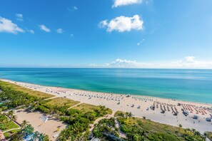 Sur la plage, chaise longue, serviettes de plage