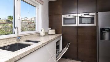 Réfrigérateur, micro-ondes, four, lave-vaisselle