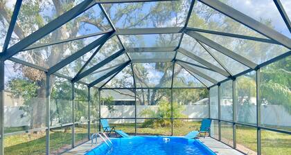 Andover Tropical Oasis - PRIVATE HEATED POOL, DOG-FRIENDLY, FENCED YARD