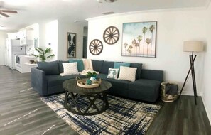 TV connectée, livres, écrans d'ordinateur