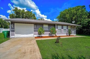 Exterior - Andover Tropical Oasis - PRIVATE HEATED POOL, DOG-FRIENDLY, FENCED YARD (Port Charlotte)