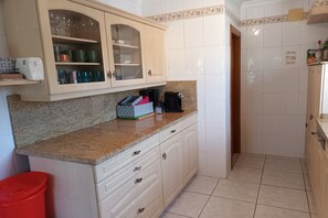 Een koelkast, een oven, een kookplaat, een vaatwasser