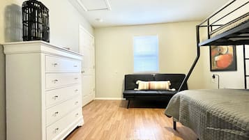 2 bedrooms, desk, iron/ironing board, WiFi