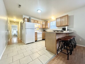 Jääkaappi, mikroaaltouuni, uuni, liesi