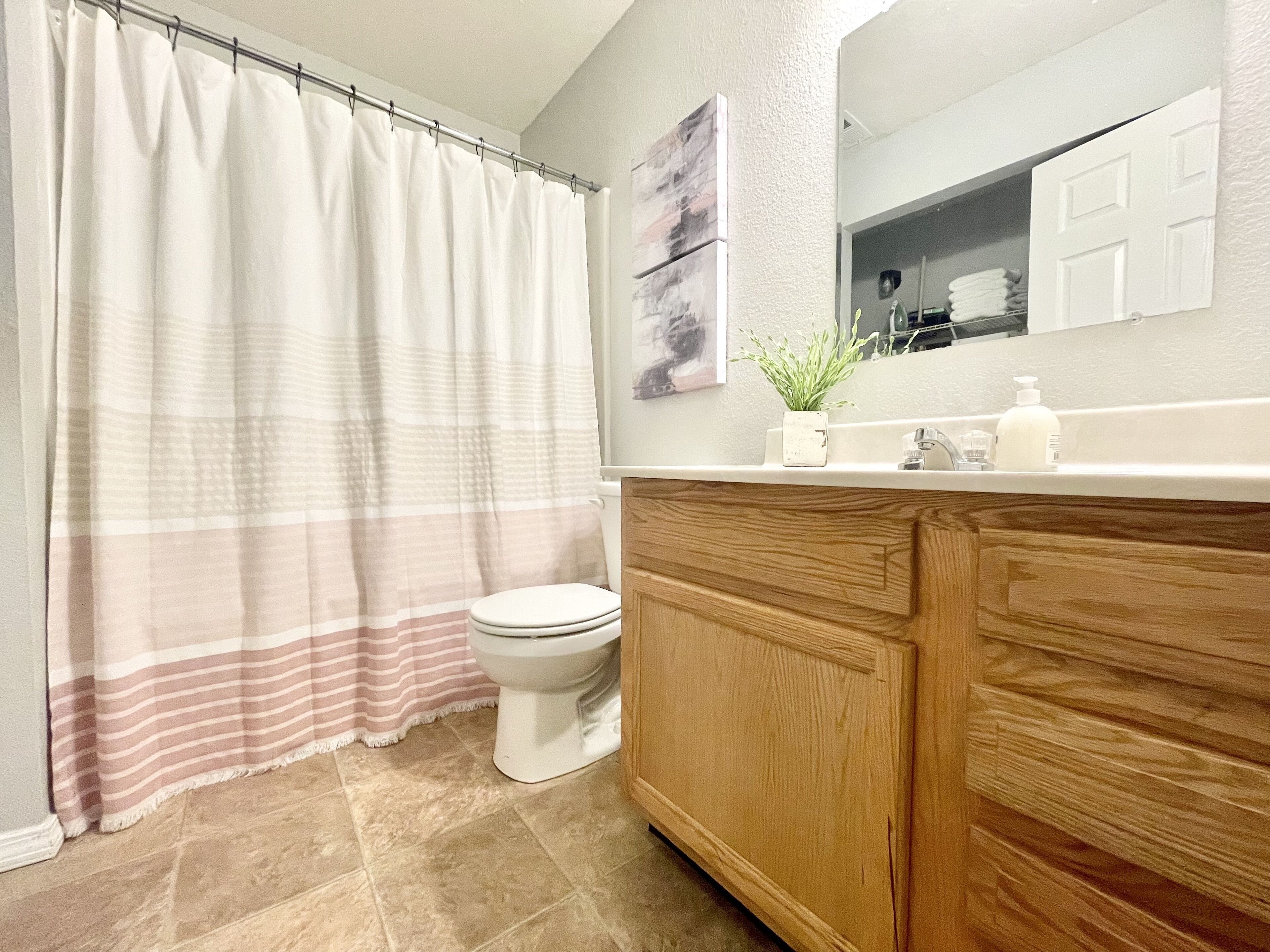 وحدات دش مع أحواض استحمام، مجففات شعر، مناشف، صابون