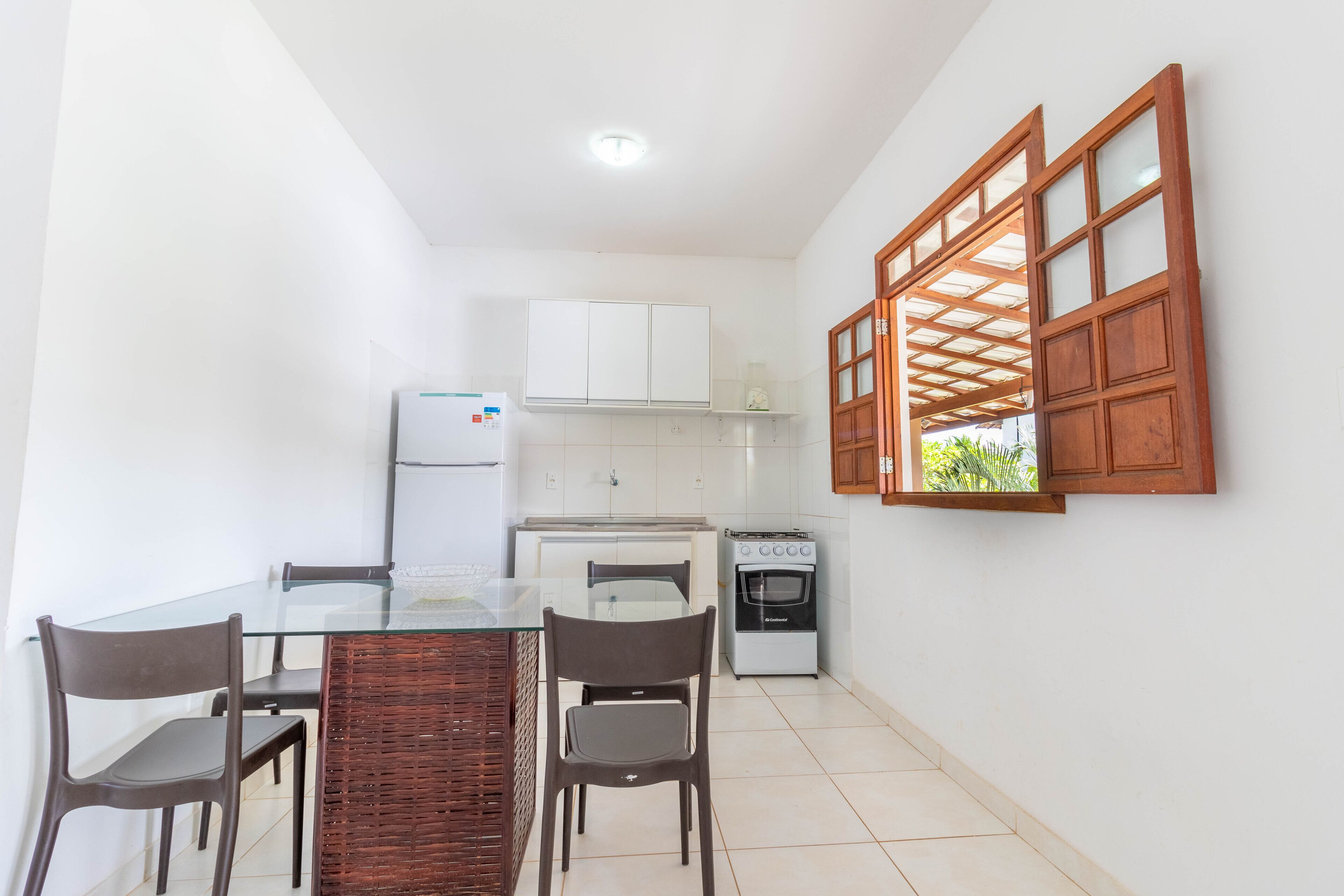 Apartamento | Cozinha privada | Geladeira, fogão, talheres/pratos/utensílios de cozinha, mesas de jantar