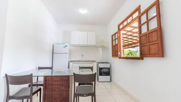 Apartamento | Cozinha privada | Geladeira, fogão, talheres/pratos/utensílios de cozinha, mesas de jantar