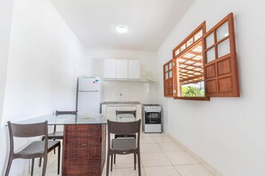 公寓 | 私人廚房 | 雪櫃、焗爐、廚房用具/餐具/器皿、餐桌