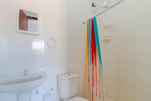 Leilighet | Bad | Dusj, håndklær og toalettpapir