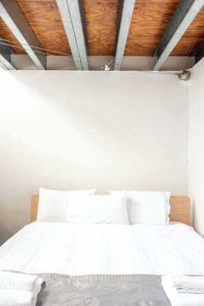 2 bedrooms, desk, iron/ironing board, Internet