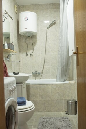 Regadera, amenidades de baño gratuitas, secadora de cabello, pantuflas