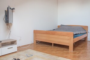1 habitación, escritorio, tabla de planchar con plancha y wifi