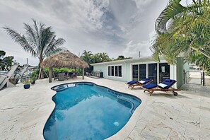 Outdoor pool, a heated pool - Waterfront Oasis w/ Pool, Tiki Lounge, Dock & BBQ (Marathon)