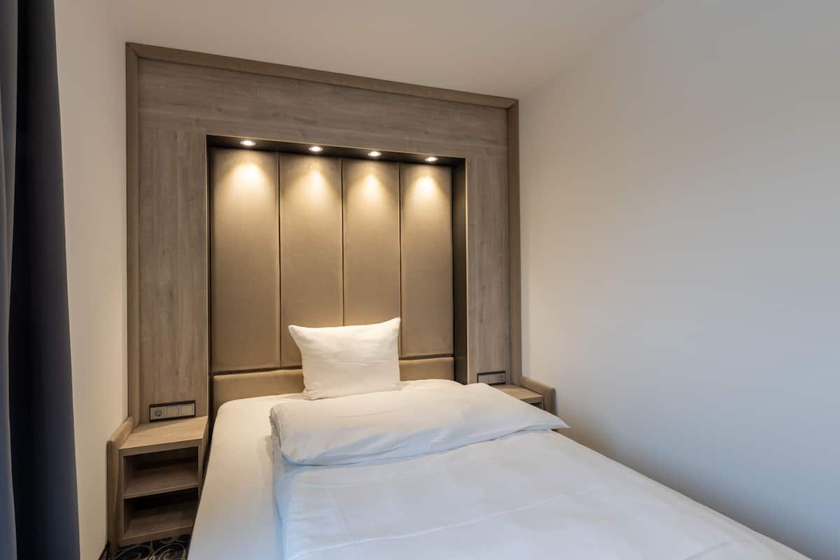 Single Room | Desk, free WiFi, bed sheets