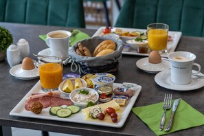 Tägliches großes Frühstück (9.90 EUR pro Person)