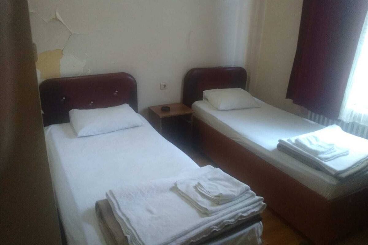 Habitación básica con 2 camas individuales | Wifi gratis