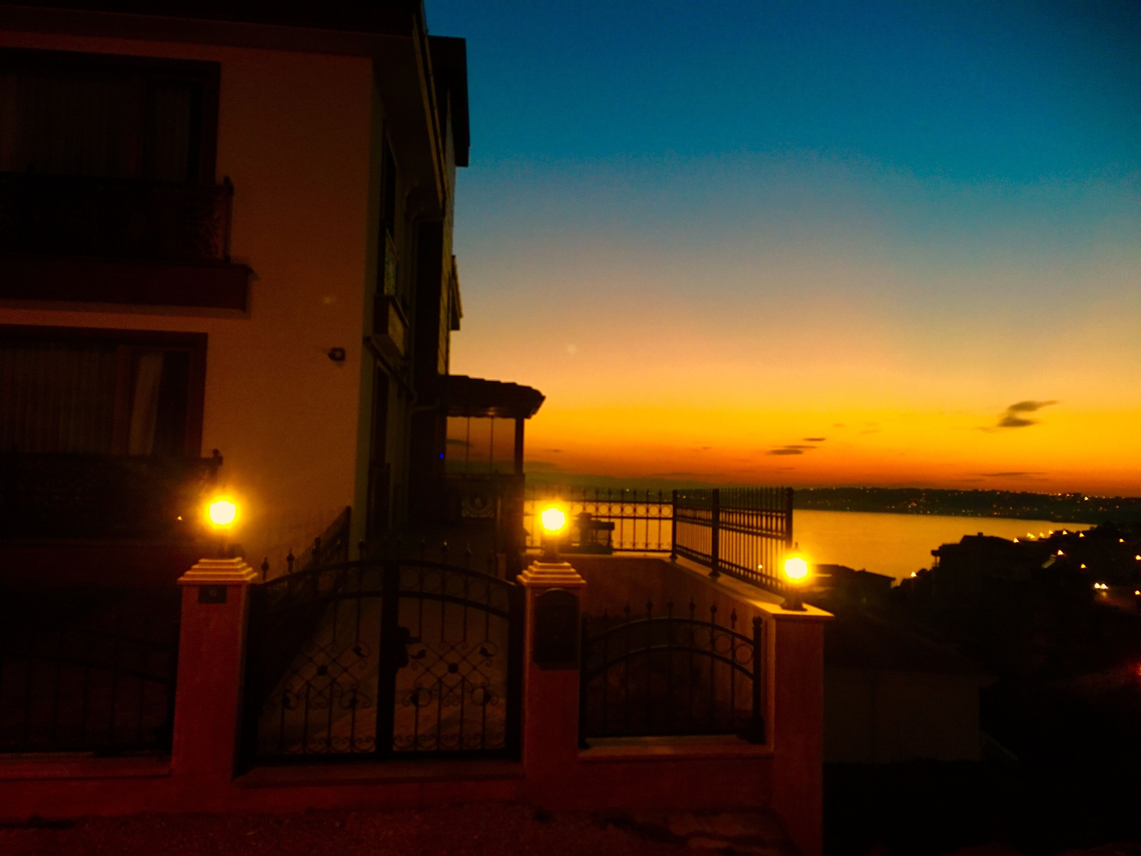 Facciata della struttura - sera/notte