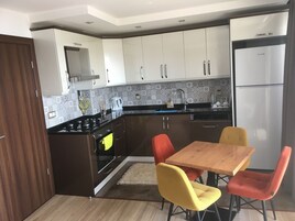 Refrigerador con freezer, horno, placa de cocina, lavavajillas