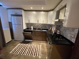 Refrigerador con freezer, horno, placa de cocina, lavavajillas