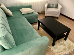 Condo Confort, balcón | Área de sala de estar | Televisión LCD de 70 cm con canales vía satélite 