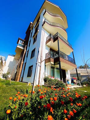 Condo familiar, 2 habitaciones | Vista al jardín