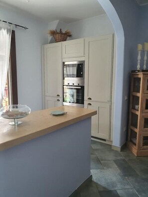 Frigorifero, microonde, forno, piano cottura