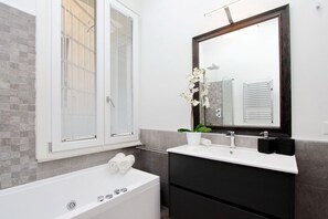 Badewanne, Haartrockner, Bidet, Handtücher