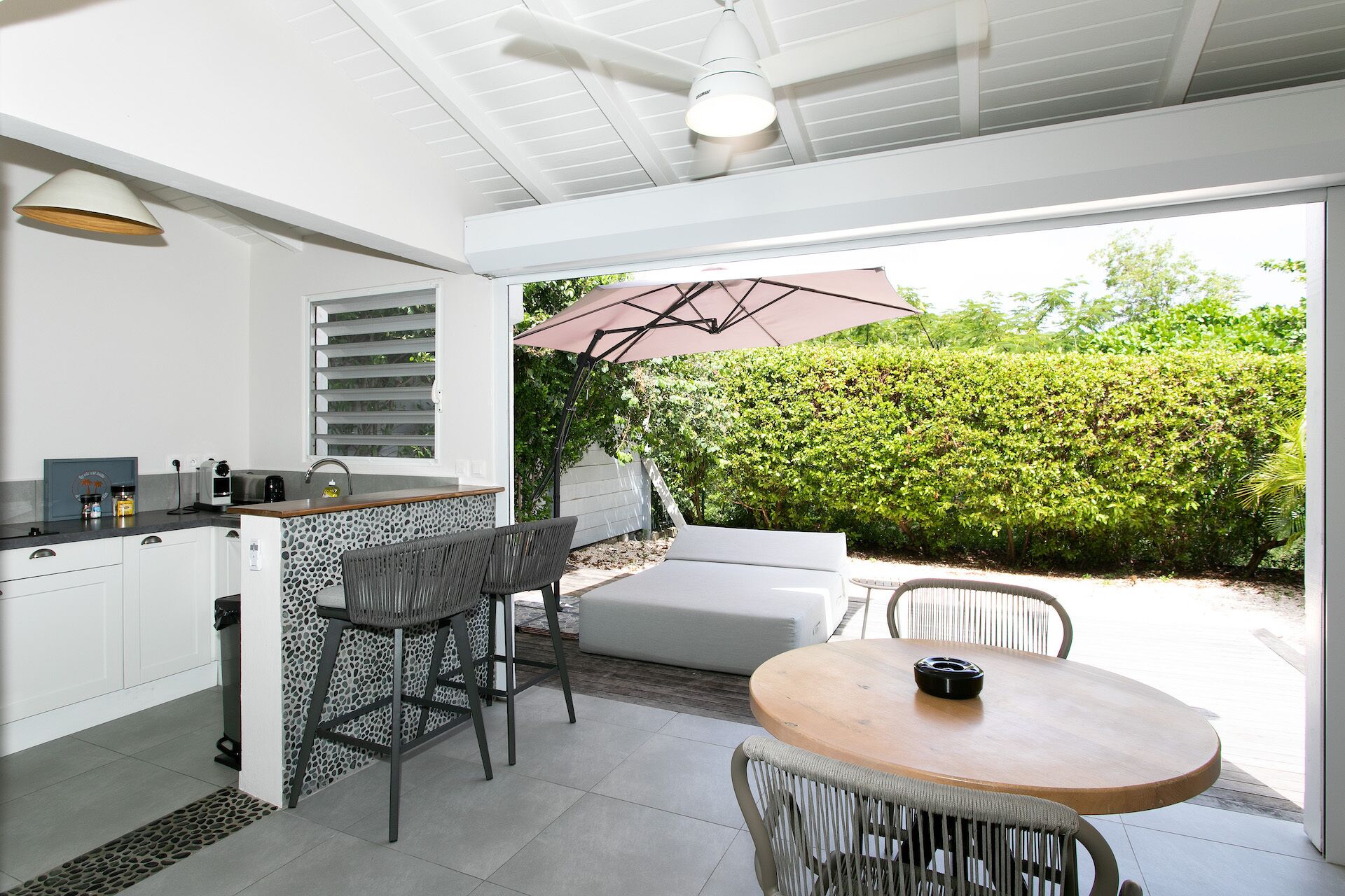 Suite estudio de lujo, 1 cama King size, cocineta, vista al jardín | Cocina privada | Refrigerador con congelador, microondas y parrilla de estufa 