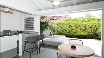 Suite Studio Luxe, 1 trÚs grand lit, coin cuisine, vue jardin | Cuisine privée | Grand réfrigérateur, micro-ondes, plaque de cuisson, machine à expresso