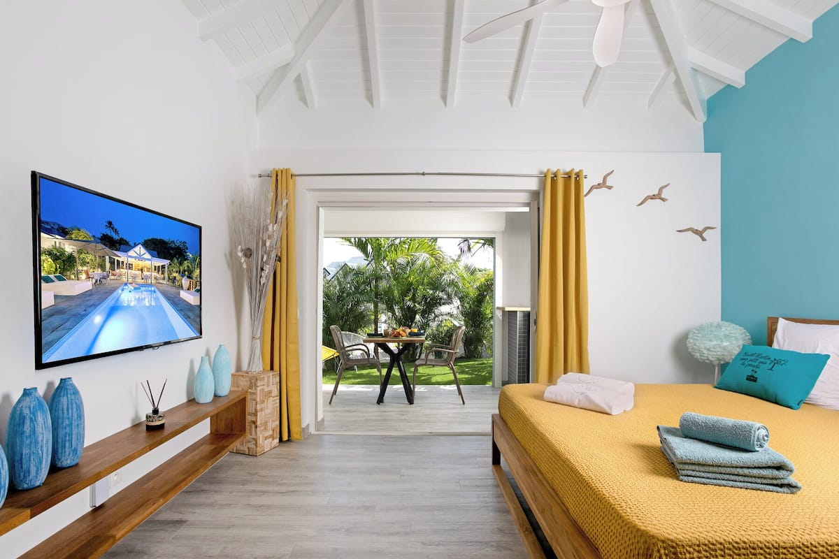 Studio Suite Deluxe, 1 giường cỡ king, bếp nhỏ, quang cảnh vườn | 1 phòng ngủ, bộ đồ giường cao cấp, nệm Select Comfort