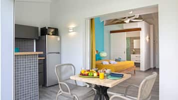 Suite Studio Deluxe, 1 très grand lit, coin cuisine, vue jardin | Cuisine privée | Grand réfrigérateur, micro-ondes, plaque de cuisson, machine à expresso