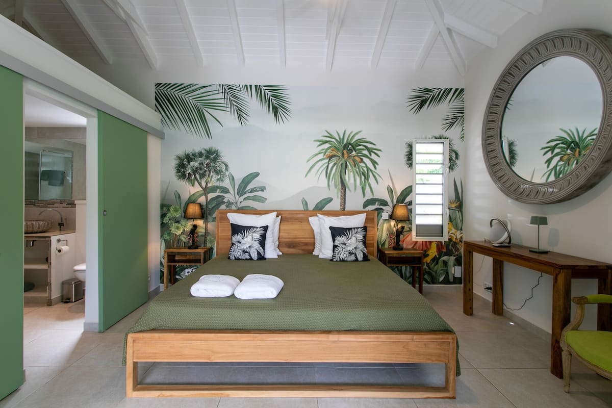 Studio Suite Cao cấp, 1 giường cỡ king, bếp nhỏ, quang cảnh vườn | 1 phòng ngủ, bộ đồ giường cao cấp, nệm Select Comfort