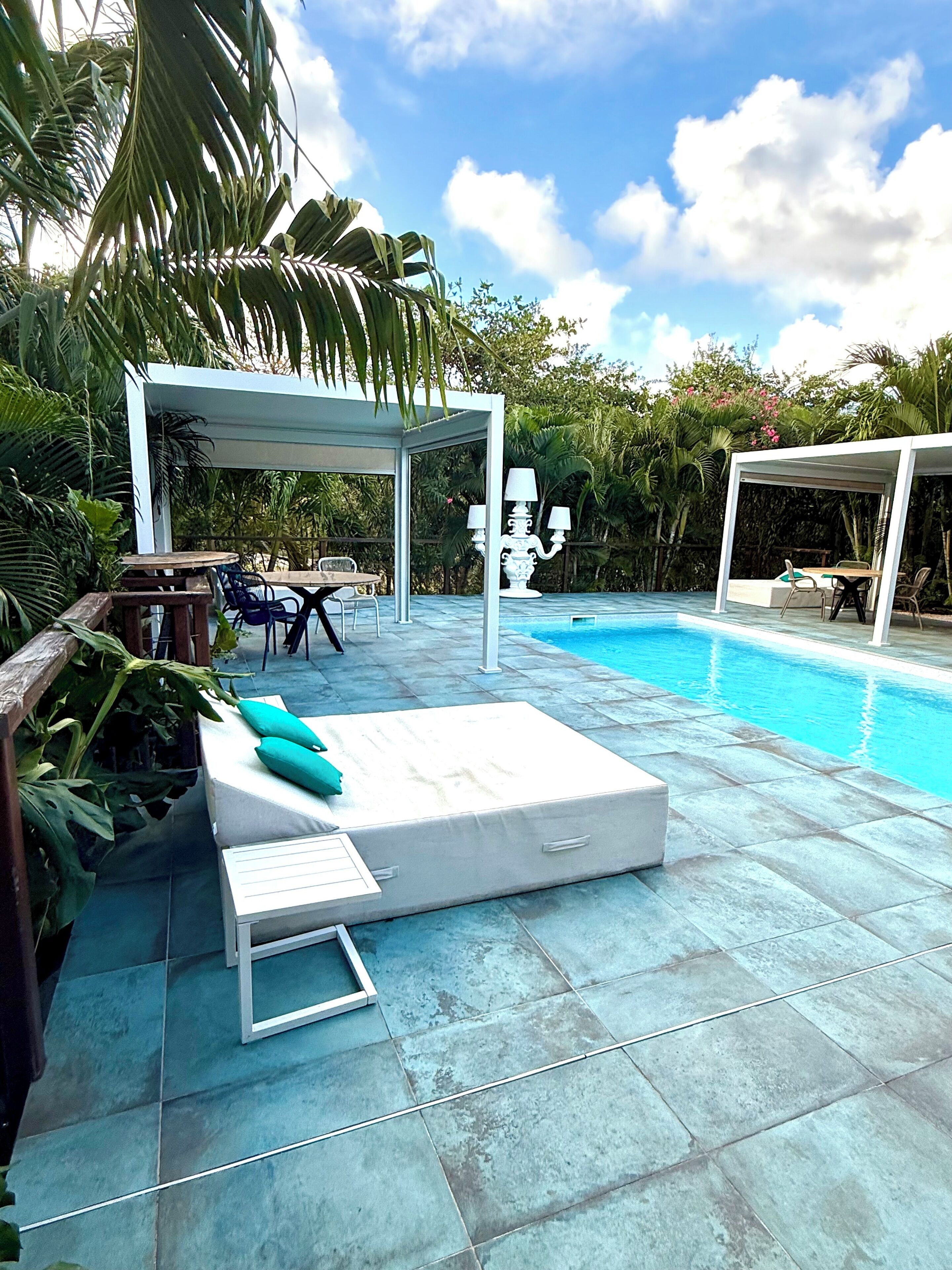 Kolam renang terbuka, dibuka dari pukul 6:00 hingga 18:30, payung kolam 