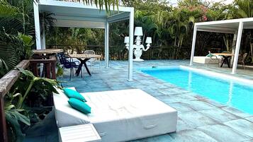 Kolam renang terbuka, dibuka dari pukul 6:00 hingga 18:30, payung kolam