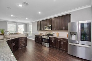 Private kitchen - Spacious 5 bedroom house, with huge outdoor kitchen. Ideal for entertaining!!! (Katy)
