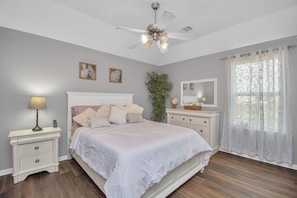 Room - Spacious 5 bedroom house, with huge outdoor kitchen. Ideal for entertaining!!! (Katy)