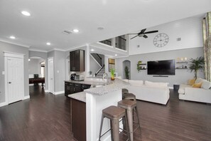 Interior - Spacious 5 bedroom house, with huge outdoor kitchen. Ideal for entertaining!!! (Katy)