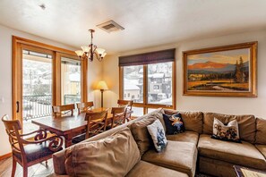 Smart-TV, Kamin, DVD-Player, Bücher