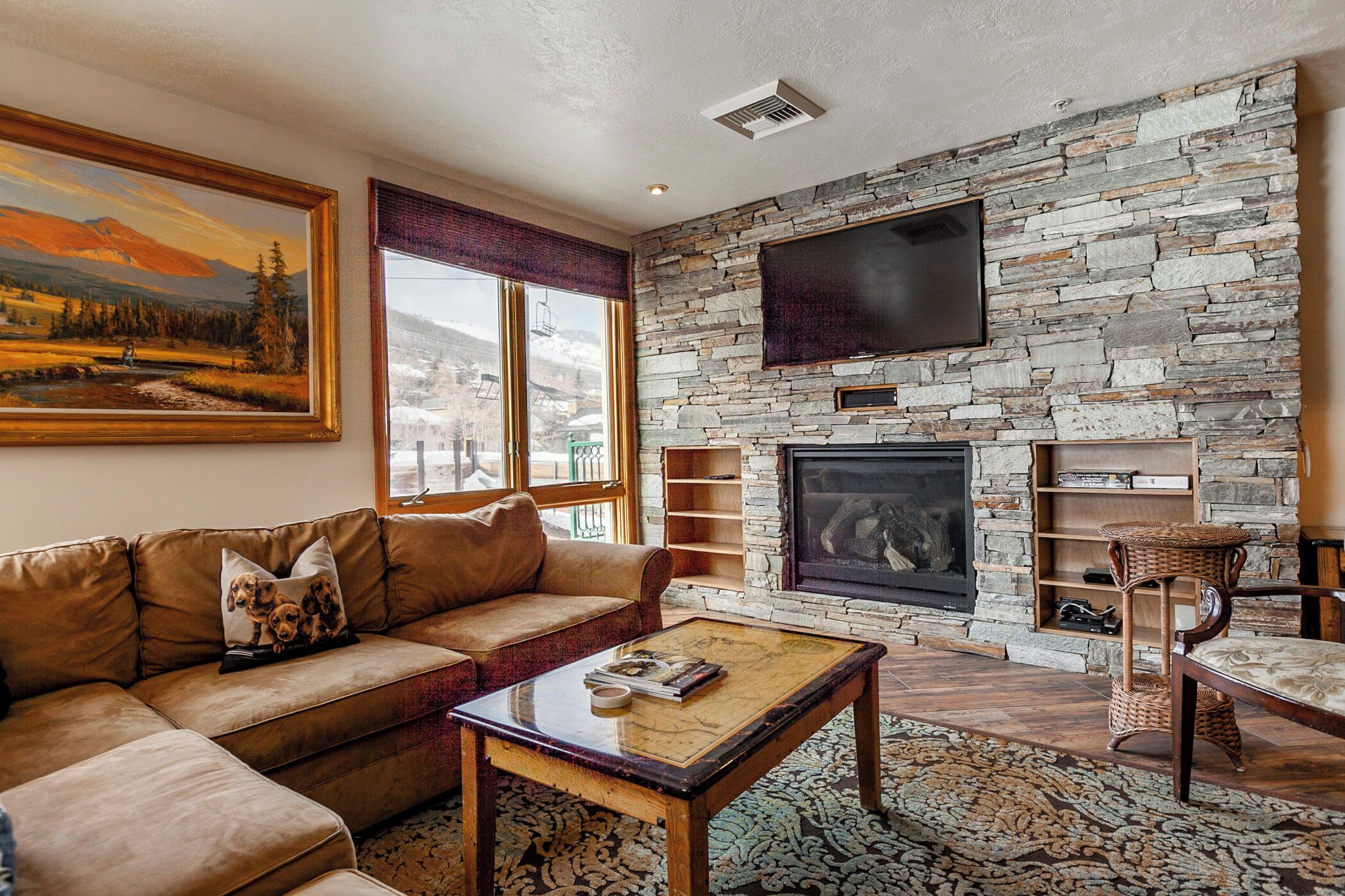 Smart-TV, peis, DVD-spiller og bøker