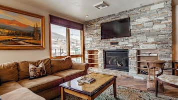 Smart-TV, peis, DVD-spiller og bøker