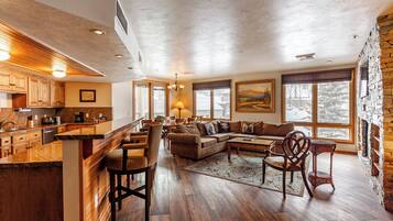 Een smart-tv, een open haard, een dvd-speler en boeken