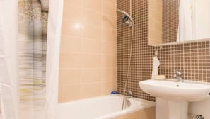 Bathtub, hair dryer, towels, soap - ⭐️Le Petit Zénith ⭐️ 2 bedrooms- 5 pers- Bourg Hyper Centre (Saint-Herblain)