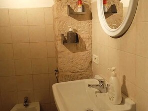 Shower, hair dryer, bidet, towels - Casa Mbrlech cozy house in our historic center (Putignano)