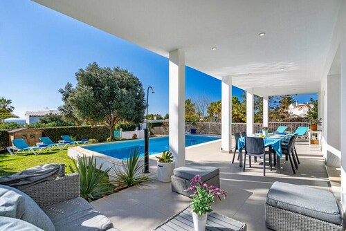 Villa Abril - modern villa only 400 mts from beach