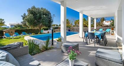 Villa Abril - modern villa only 400 mts from beach