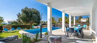 Villa Abril - modern villa only 400 mts from beach