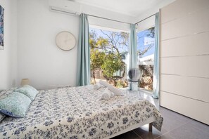 3 bedrooms, desk, iron/ironing board, free WiFi